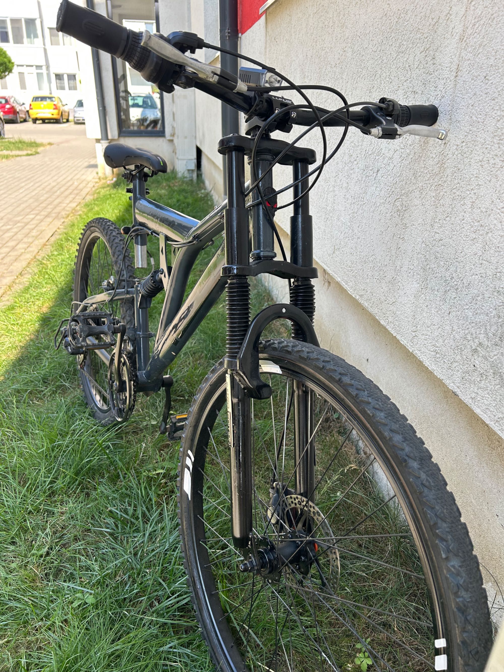 Bicicleta MTB full suspension