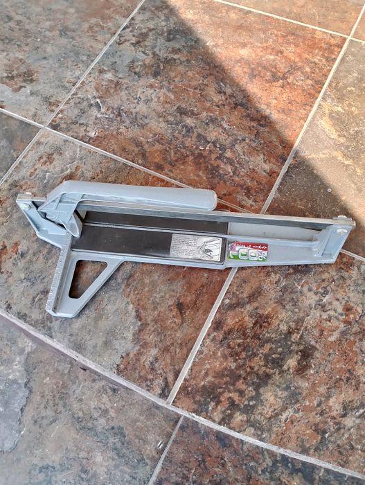 Vând două mașinii de tăiat gresie