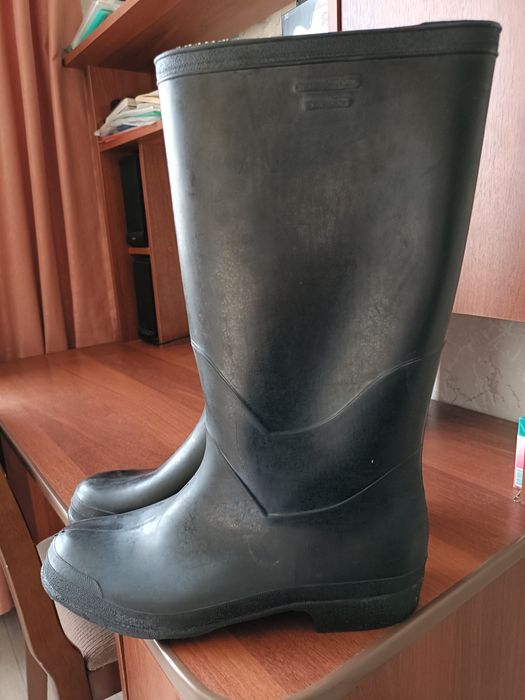 Продам резиновые сапоги размер 47.