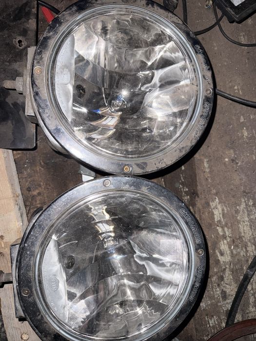 Продават се два броя халогени HELLA.