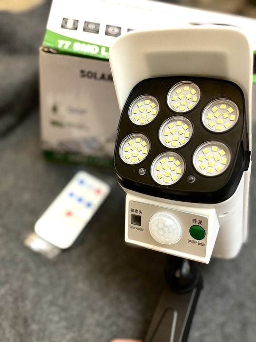 Lampă solară tip cameră falsă cu senzor de mișcare