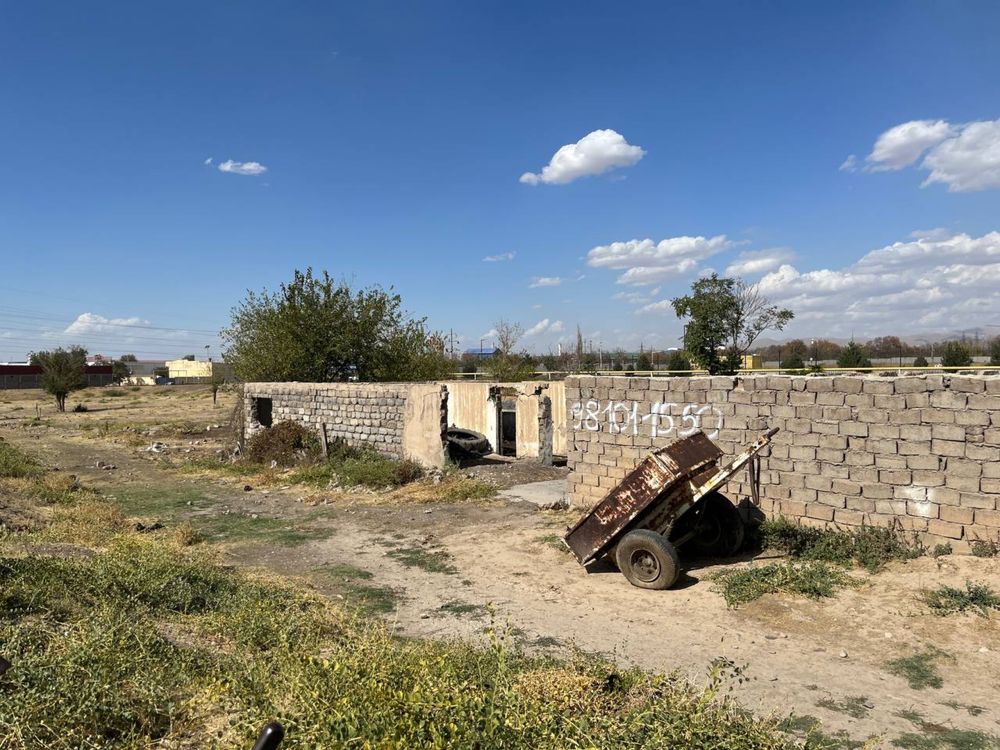 Продаётся земля  в Ахангаране в промзоне 12соток.Ориентир завод Магнит