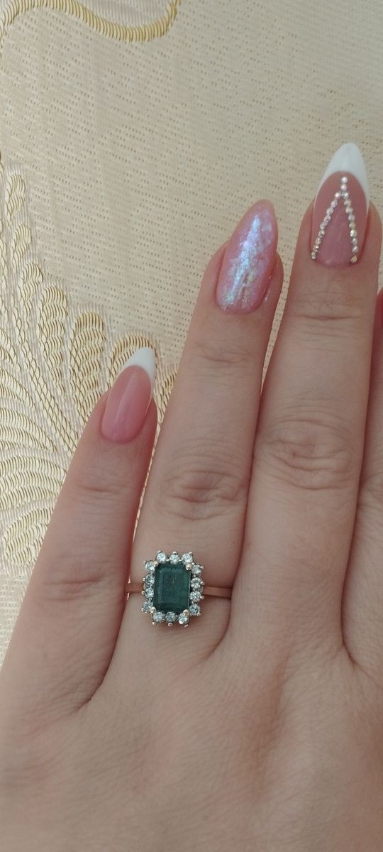 Золотое кольцо с  якутскими бриллиантами  уральским изумрудом!
