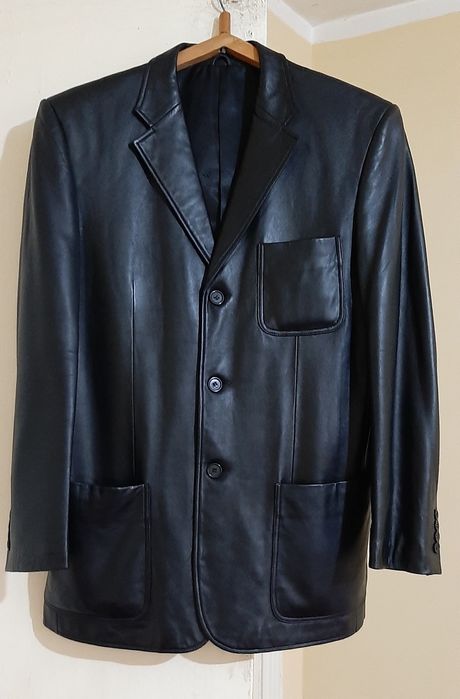 Чарм костюм сотилади