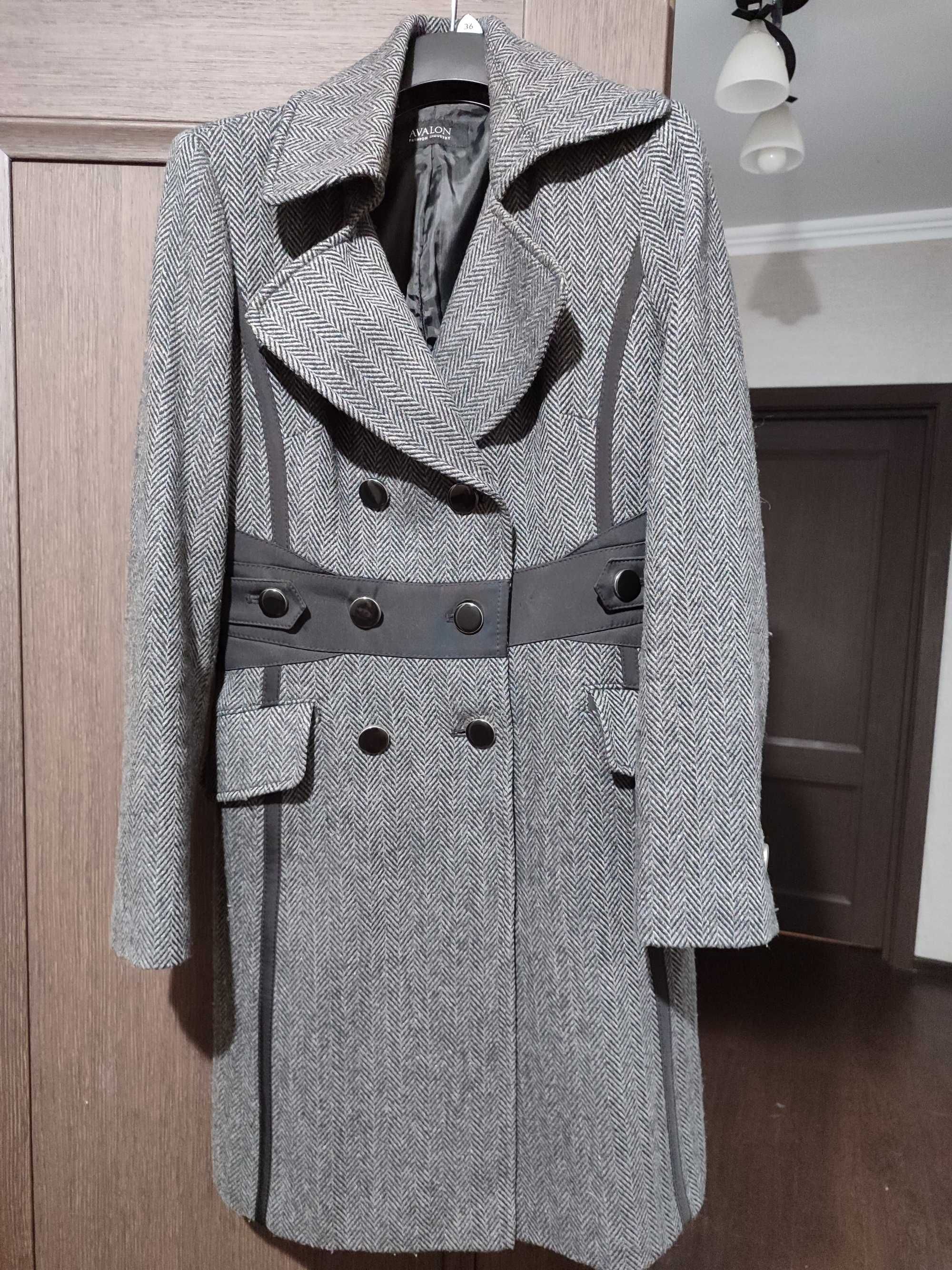 Пальто женское 44 размер бу