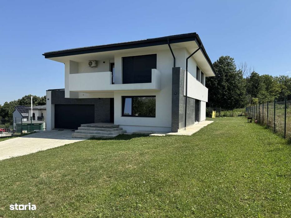 Casă modernă la marginea pădurii