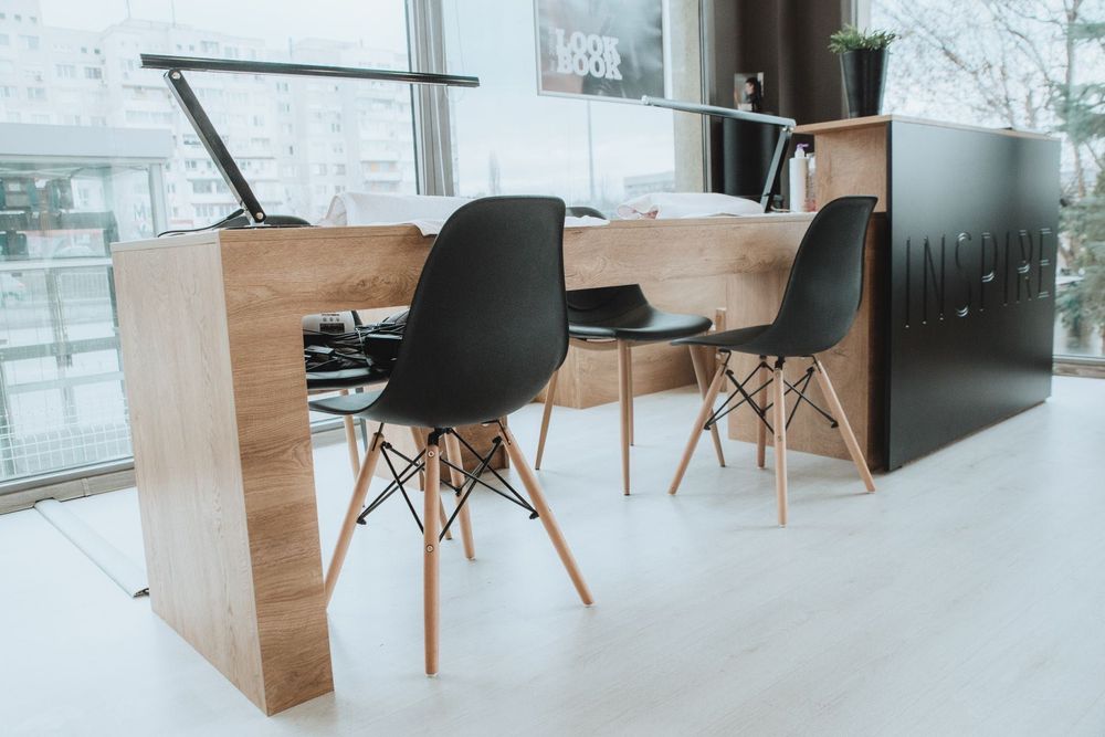 Рецепция с два маникюрни стола