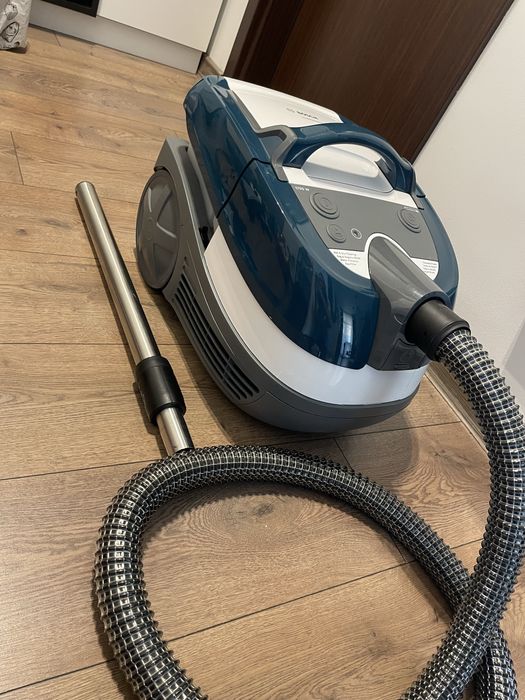 Aspirator cu spalare BOSCH AquaWash&Clean