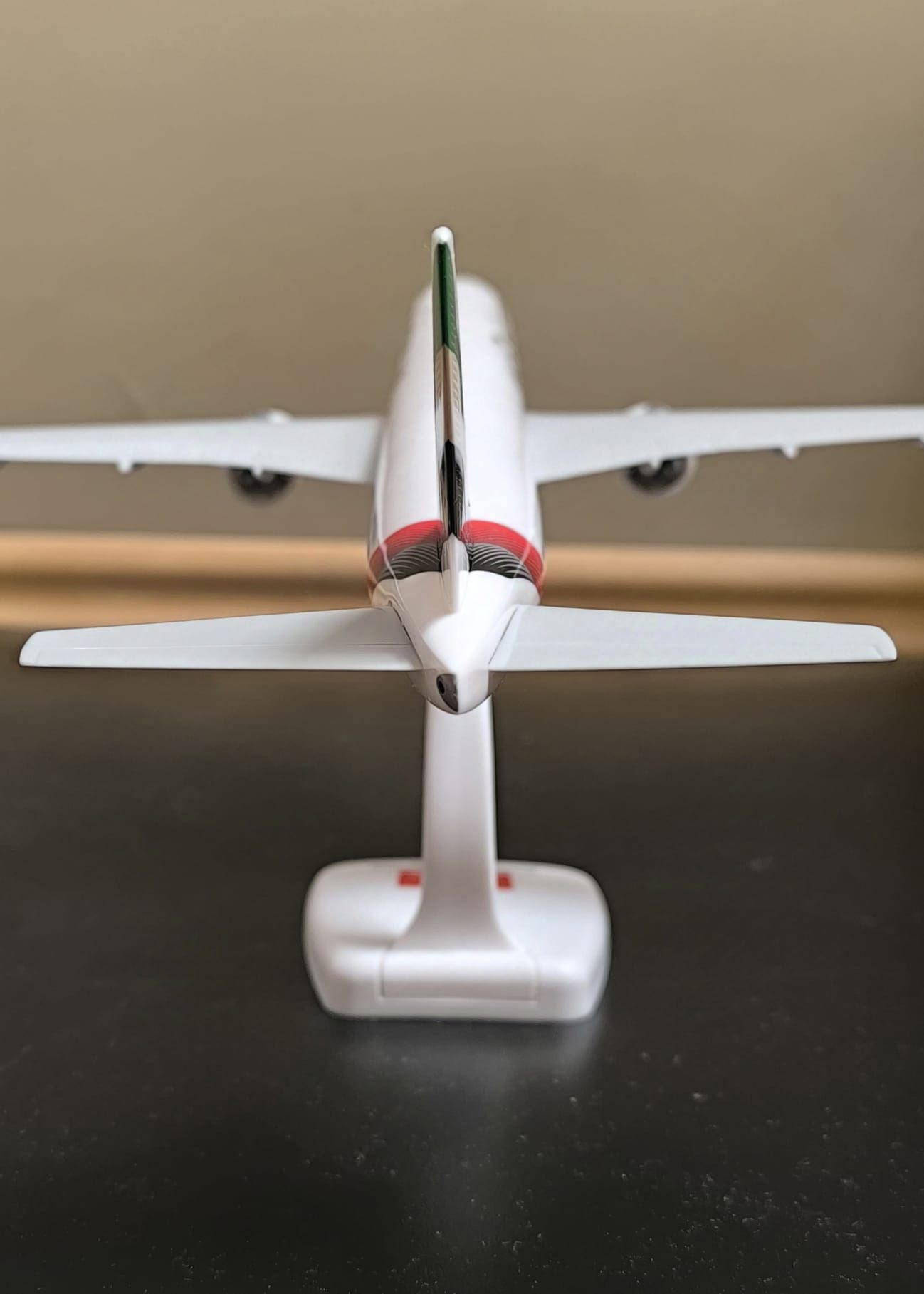 Macheta avion Emirates Boeing 777-300ER 1:200 originala, sigilată
Spec