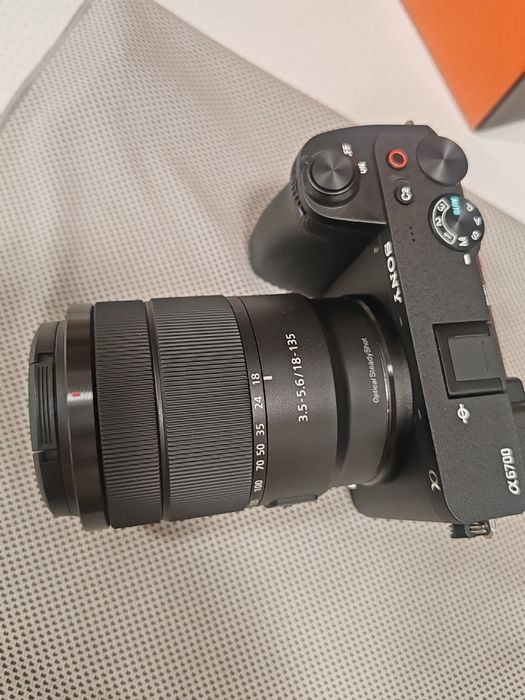 Sony A6700 + E 18-135 f/3.5-5.6