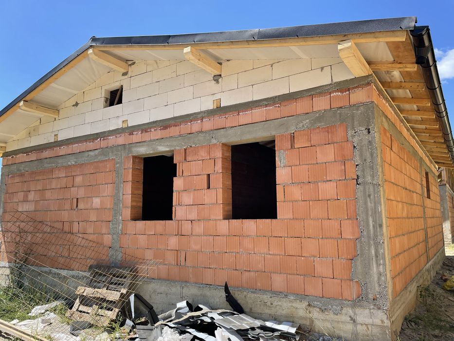 Vand casa in rosu Ocazie!!!