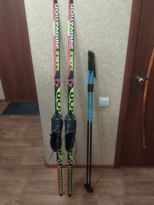 Продаются пластиковые лыжи.