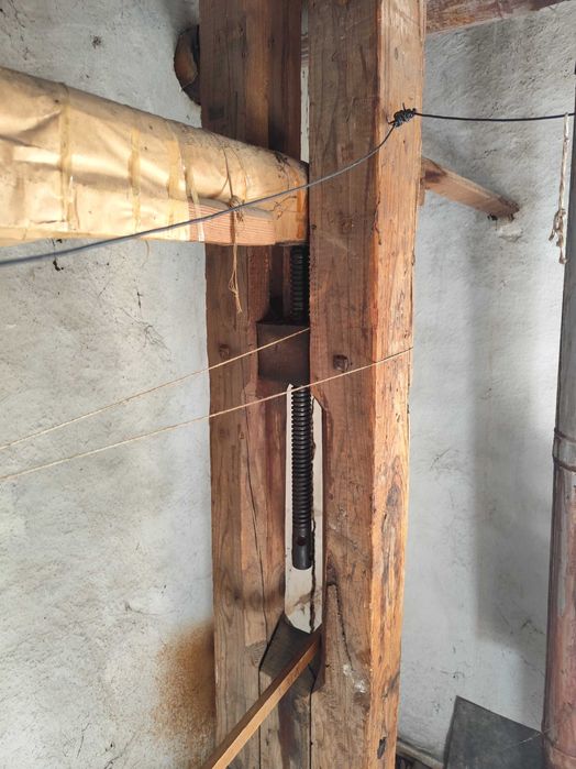 Старинен вертикален тъкачен стан