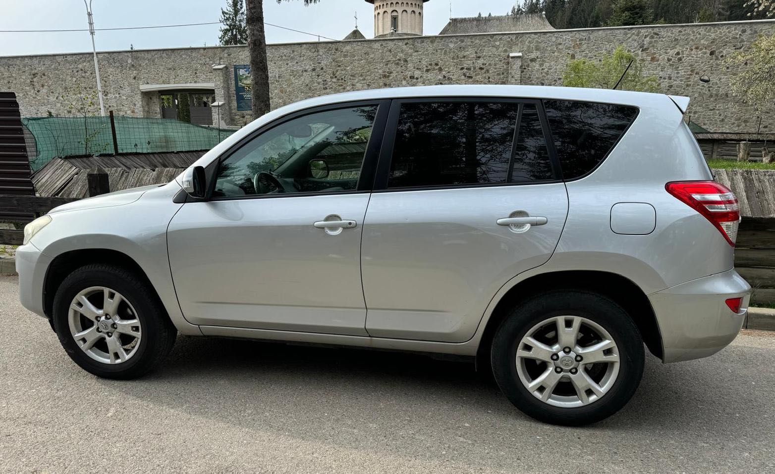 URGENT! NEGOCIABIL! Persoană fizică, vând 4X4 Toyota Rav 4 dec. 2009.