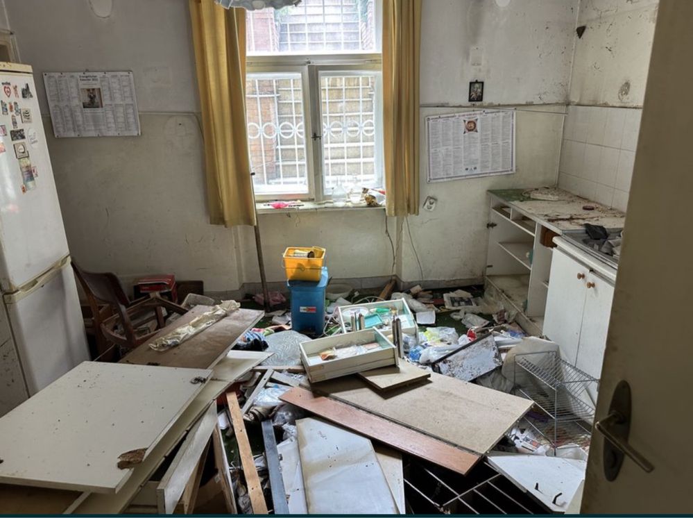 Debarasam evacuam apartamente  case vechii suptoluri toata tara
