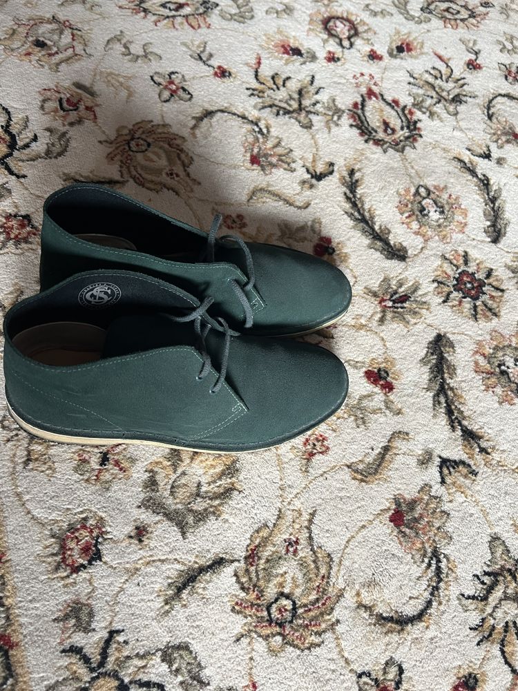 Продавам обувки Clarks desert suede тъмно зелени