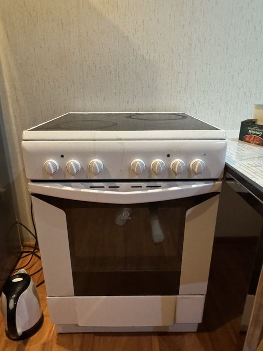 Продаю электрическую плиту Indesit.