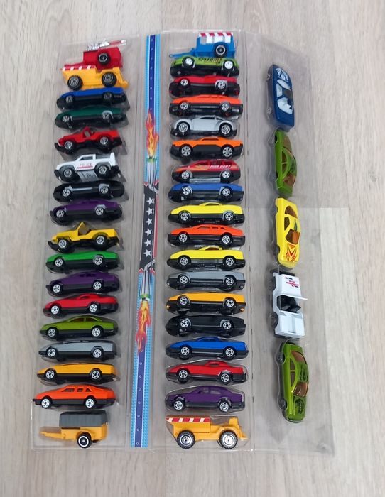 Lot 40 masinute mici, noi, doar desfacute