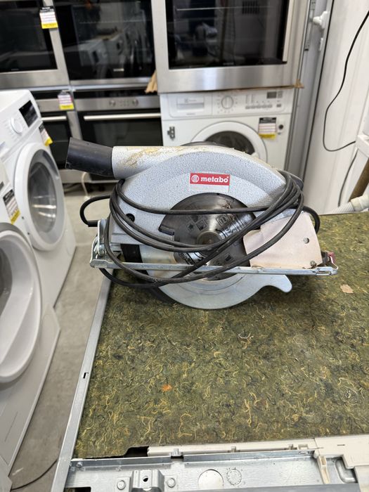 Продавам професионален ръчен циркуляр METABO