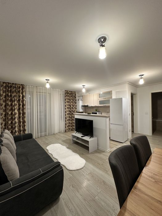 Închiriez apartament tip studio Coresi cu vedere la pietonala