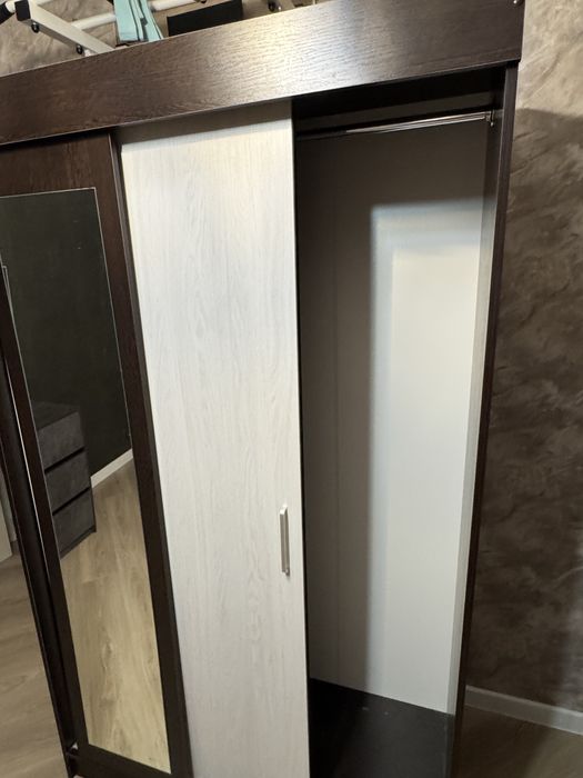 Шкаф с зеркалом  .