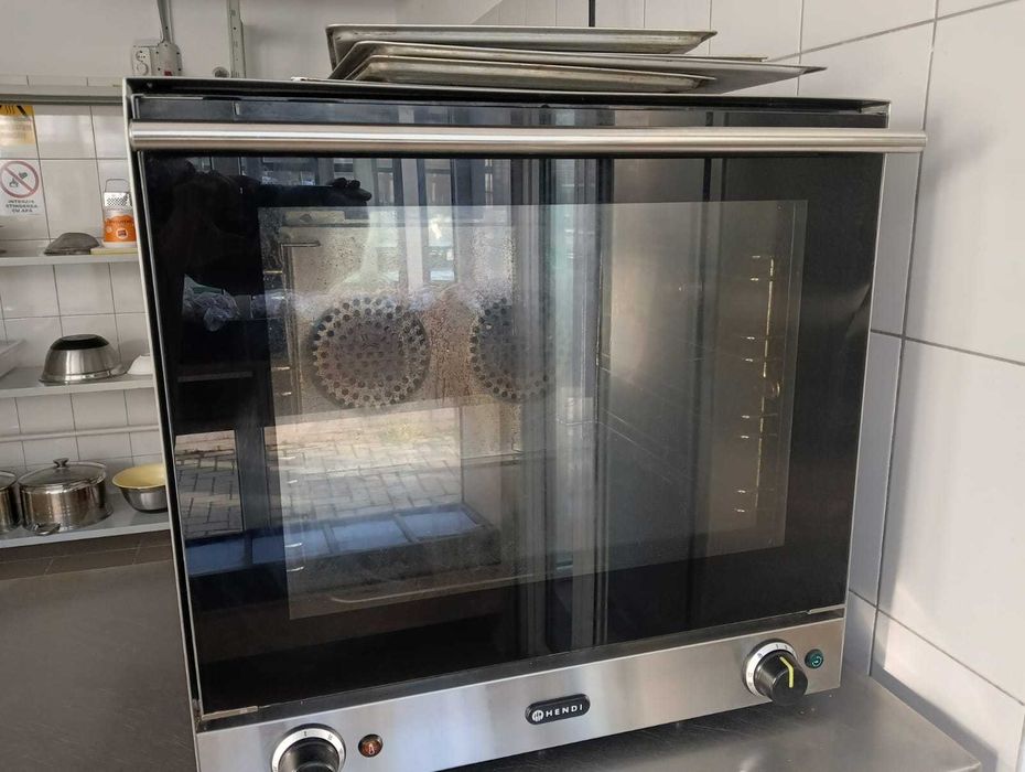 Cuptor electric cu 4 tavi