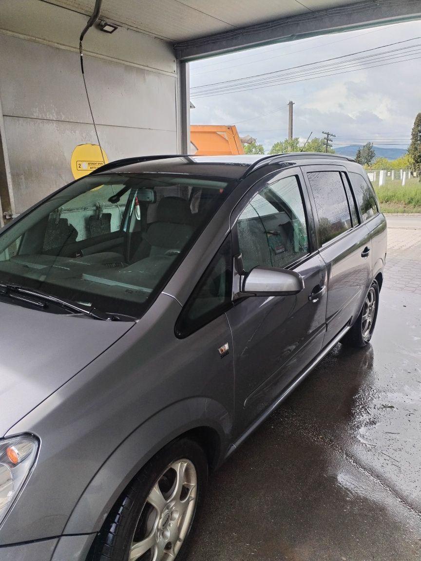 Vând sau schimb Opel Zafira