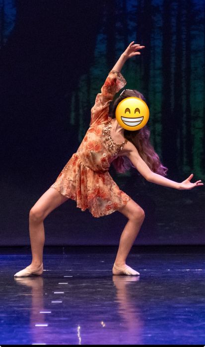 Costum de balet dans liric contemporan