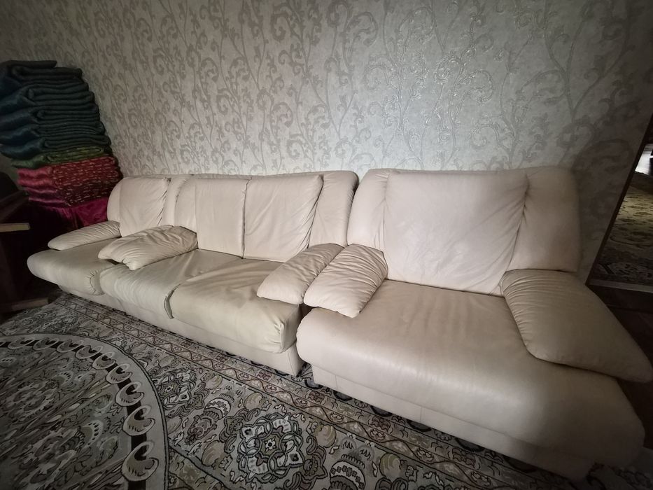 Диван бежевый кожаный