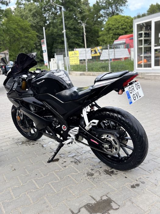 Yamaha yzf R125.