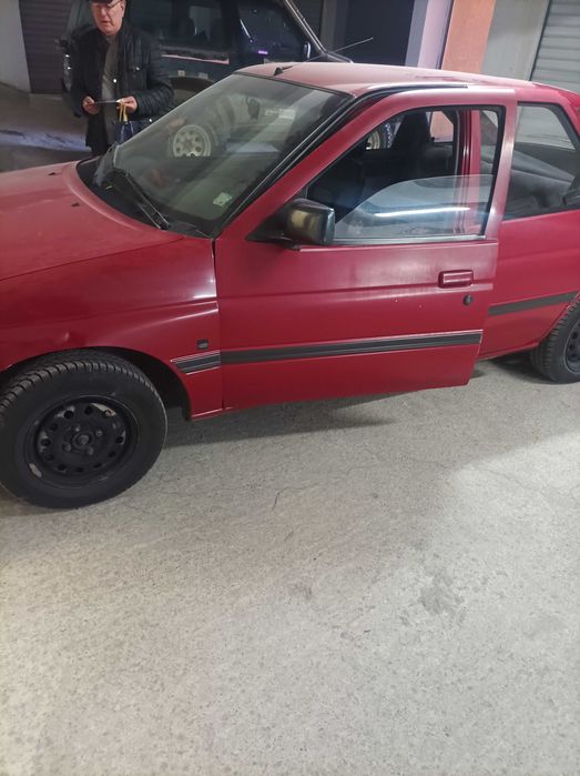 Форд бензин за годините си е в много добро състояние видимо