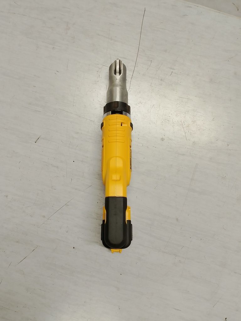 Акумулаторна машина за рязане на ламарина DeWalt 18волта