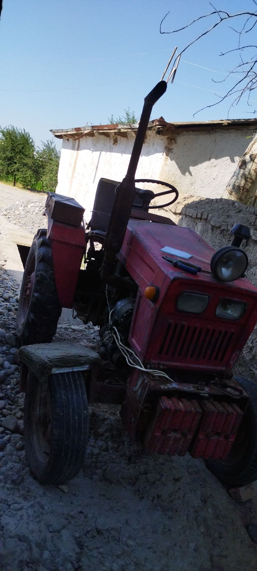 Mini traktor 2 porshinlik holati yaxshi yurib turgan traktor