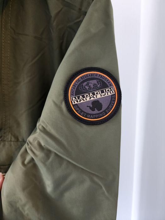 Geaca Napapijri, noua cu eticheta