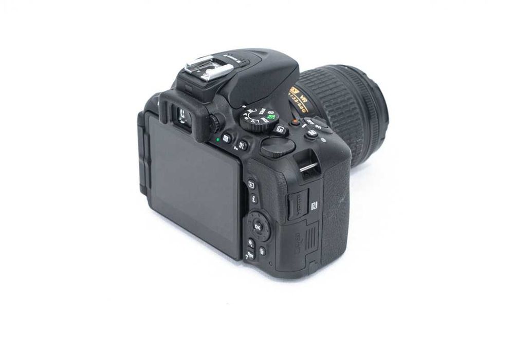 Nikon D5600 kit + obiectiv 18-55mm - 3400 de cadre - Aparat foto DSLR