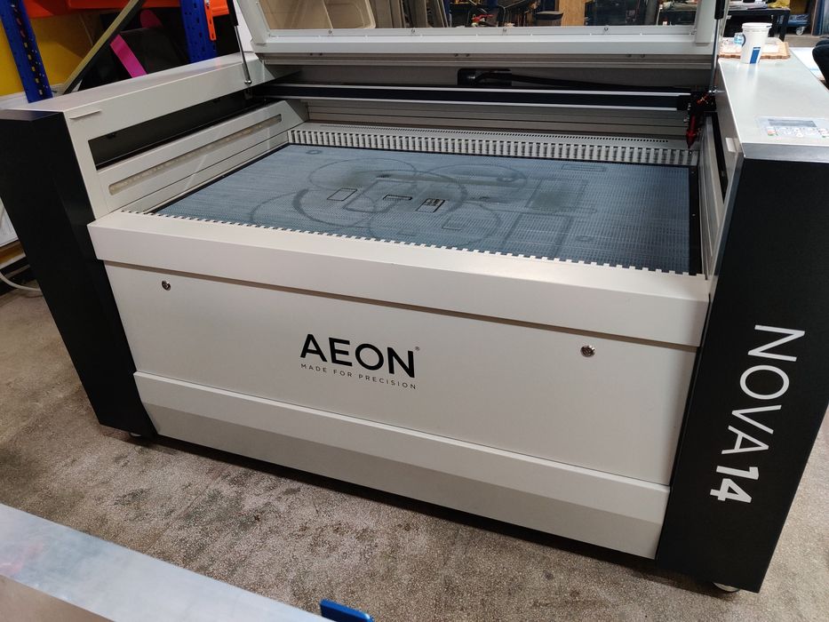 Taiere si gravare laser 150 W suprafata 1400x900 mm.