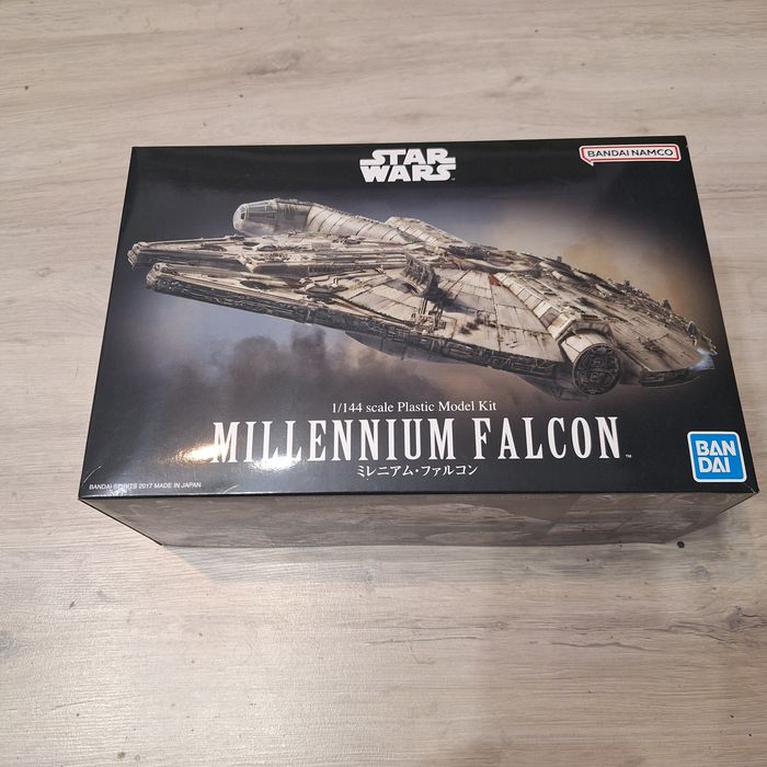 MACHETA Star Wars bandai Millennium Falcon 1:144
