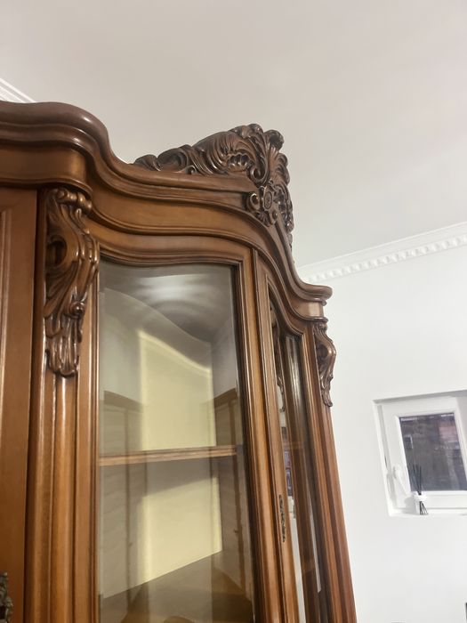 Vând  vitrina lemn masiv usor negociabilă
