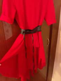Красное платье с небольшим шлейфом