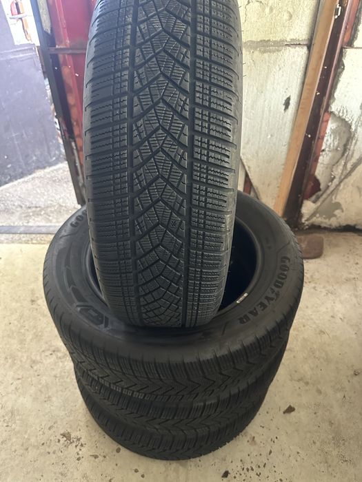 Set anvelope iarna Goodyear UltraGrip Performance 235 60 R20