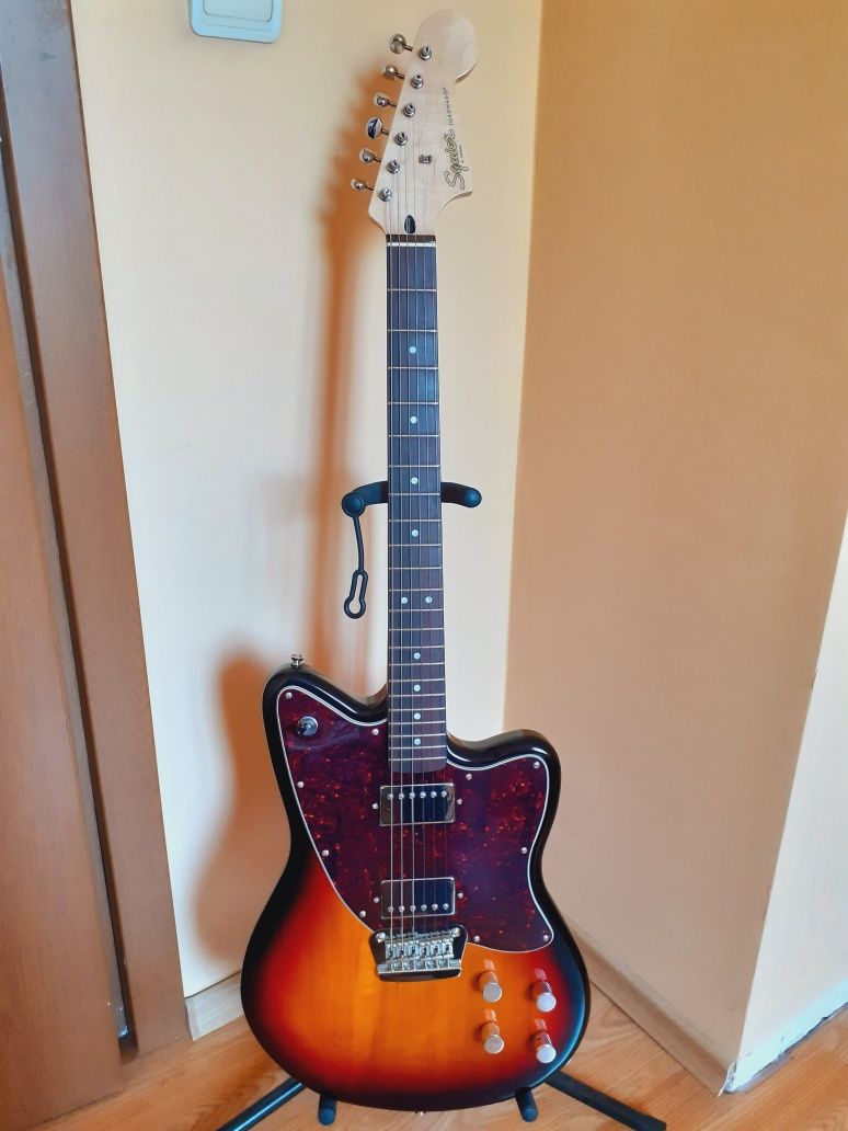 Продавам електрическа китара Squier Paranormal Toronado