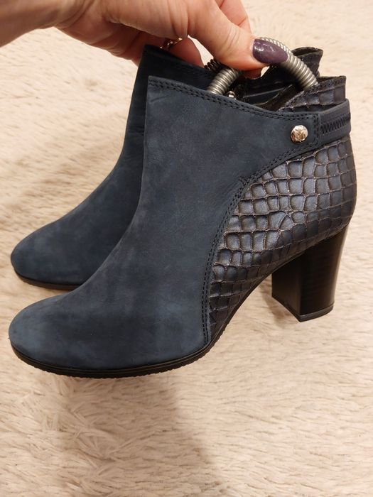 Ghete/botine Caprice marime 37. Noi.