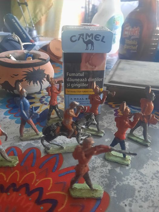 Soldatei de plumb pictați manual