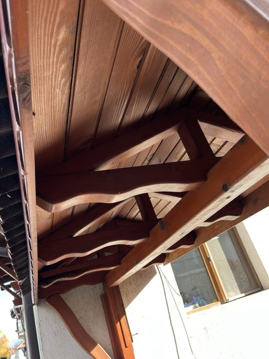 Дървена порта с покрив ръчна изработка