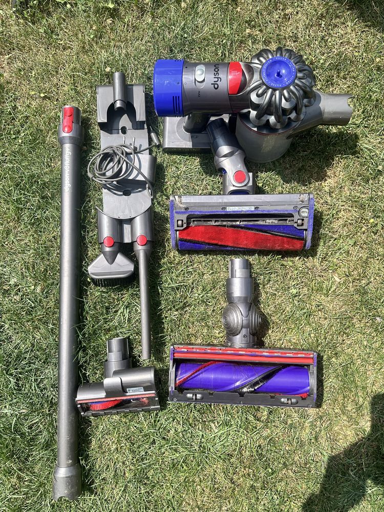 Aspirator Dyson V8 cu accesorii