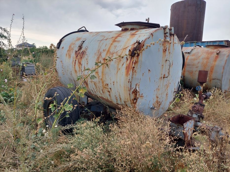 Продам бочки под воду 2шт у 1 й имееться насос.слопату от к700. прицеп