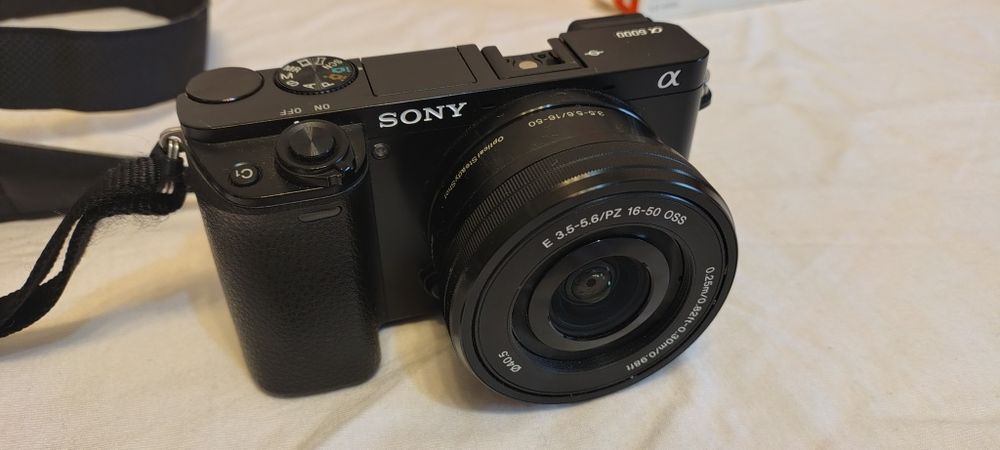 Aparat foto Sony A6000 cu obiectic Sony E 3.5-5.6/PZ 16-50 OSS