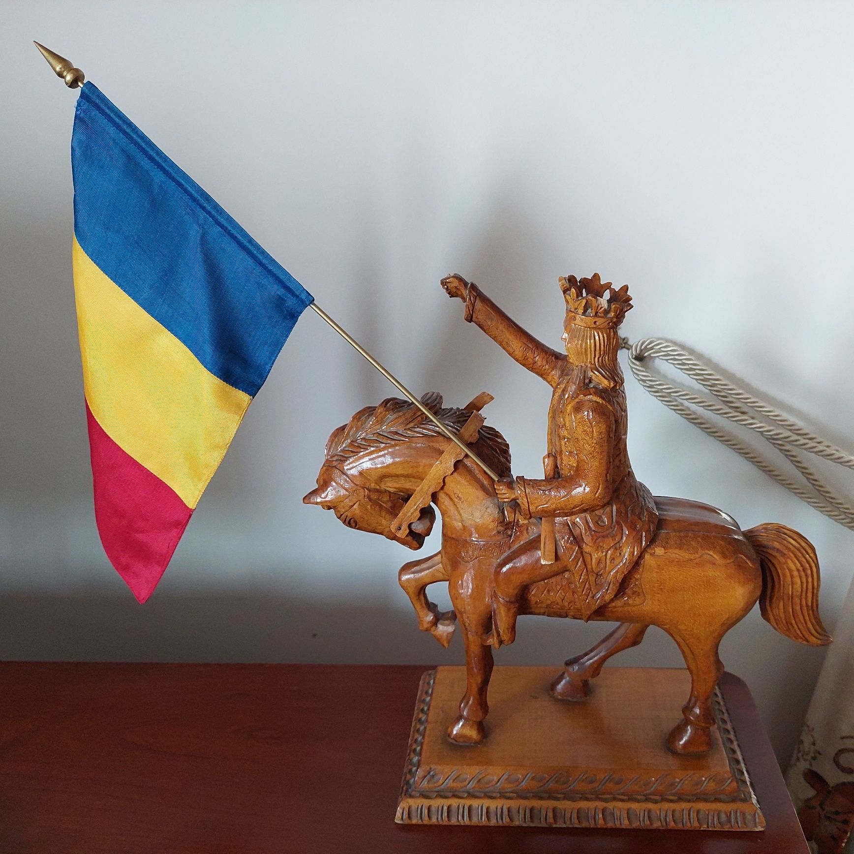 Stefan cel Mare din lemn statuie stindard steag
