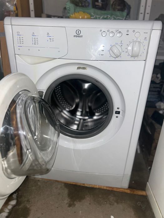 Продавам пералня Indesit