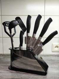 Набор ножей с кухонными предметами